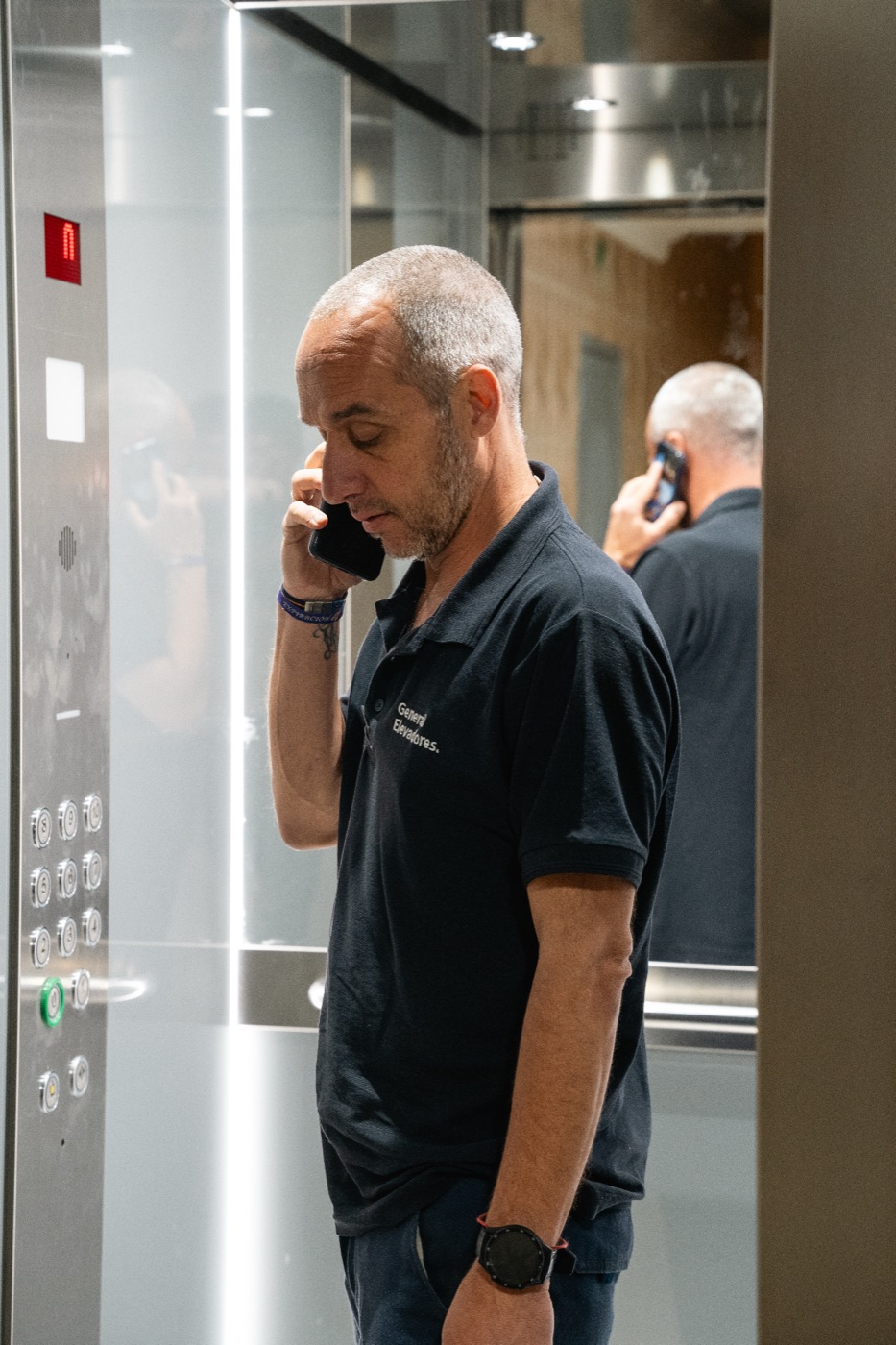 Técnico de mantenimiento de ascensores en Cáceres atendiendo una llamada